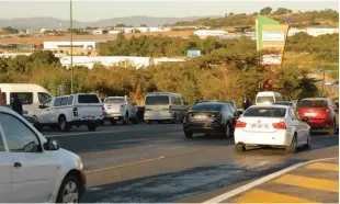  ??  ?? The road to the University of Mpumalanga blocked off by KaBokweni Taxi Associatio­n and Topstar Taxi Associatio­n vehicles.