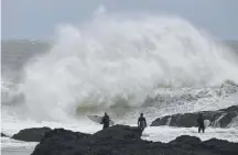  ?? Picture: AISLING BRENNA ?? Surfers brave the waves at Snapper.