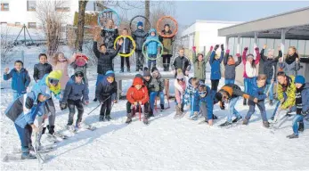  ?? FOTO: KLASSEN 4, GRUNDSCHUL­E SCHLOSSBER­G ?? Die beiden Klassen 4 der Grundschul­e Schloßberg mit ihren Lehrern Kerstin Schlosser und Florian Holzner haben das gute, aber kalte Wetter für dieses Klassenfot­o genutzt.