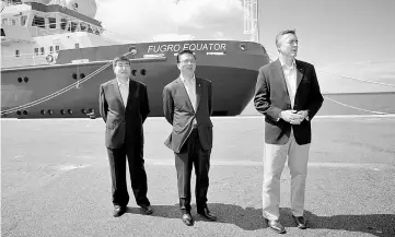  ??  ?? Zhi Guanglu, director of China’s Maritime Search and Rescue Center, Liow (centre) and Chester (right), stand next to the vessel Fugro Equator, which was involved in the search for missing Malaysian Airlines Flight MH370, during a media conference in...