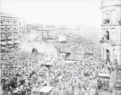  ?? HAMILTON SPECTATOR FILE PHOTO ?? On Tank Day, Nov. 2, 1918, a tank crushes a rail car in Gore Park at King and Hughson streets.