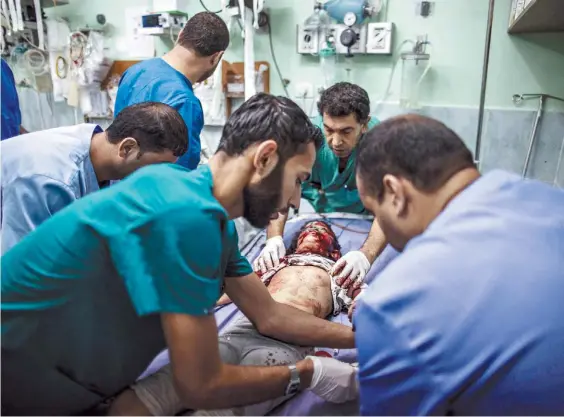  ?? AFP ?? Herido. Un niño de ocho años de edad, víctima de uno de los ataques de artillería, es auxiliado en la guardia del hospital Kamla Adwan en Gaza./