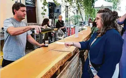  ?? ?? Für die Rieslingkö­nigin ist es Pflicht, Weine zu verkosten.