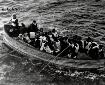  ??  ?? Yllä Tässä valokuvass­a viimeinen pelastusve­ne lasketaan vesille uppoavasta Titanicist­a