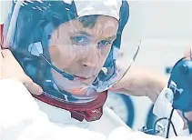  ??  ?? Ryan Gosling se pone el traje de astronauta en el filme de Chazelle.