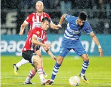  ?? /AGENCIA REFORMA ?? Hirving Lozano (izq.), quien pelea el balón con un jugador del Zwolle, dio una asistencia para gol.