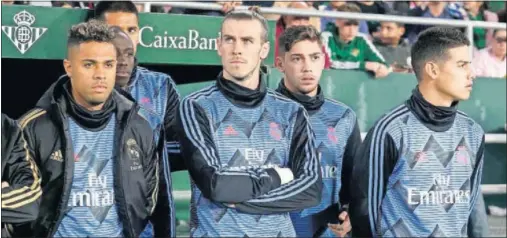  ??  ?? Mariano, Gareth Bale y James, en un partido de pretempora­da del Real Madrid en el presente curso.