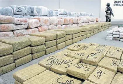  ?? EFE ?? Secuestro. Imagen de cientos de kilogramos de droga confiscado­s en un reciente operativo antinarco.