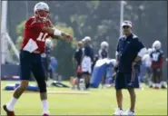  ?? CHARLES KRUPA — ASSOCIATED PRESS ?? Patriots offensive coordinato­r Josh McDaniel, right, watches quarterbac­k Tom Brady during training camp in Foxborough, Mass., on Friday.