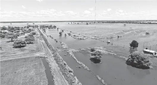  ?? TÉLAM ?? Las fuertes lluvias que afectaron las últimas horas a una gran zona del Litoral obligaron a muchos pobladores a abandonar sus viviendas.