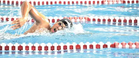  ?? ALISSA YSABELLE LAZARRAGA ?? FOR THE GOLD. Joshua del Rio of Ateneo de Davao University pulls away from his rivals in the Dacs 2018 Sportsfest swimming secondary boys 800-meter freestyle event.