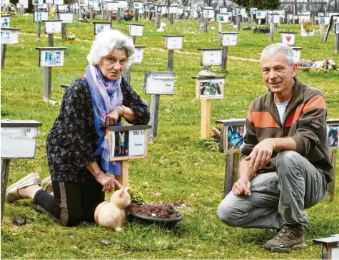  ?? Foto: Ulrich Wagner ?? Aus Überzeugun­g betreibt Dorothee Petri, die Witwe des Gründers, den Attis‰Tierfriedh­of im Stadtteil Haunstette­n. Helmut Spengler hilft bei der ehrenamtli­chen Pflege des Areals.