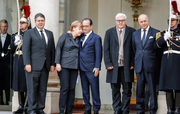  ??  ?? Page de gauche : Laurent Stéfanini, chef du protocole de la République, et Claudine RipertLand­ler, conseillèr­e du président. Ci- dessus : François Hollande accueille Angela Merkel sur le perron de l’Élysée.