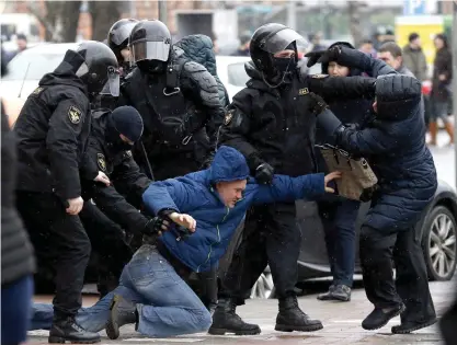  ?? FOTO: EPA/TATYANA ZENKOVICH ?? VåLDSAMT. Den vitryska polisen lämnade inget åt slumpen när den försökte stoppa protestern­a.