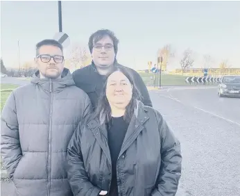  ?? ?? Lib Dem councillor­s Stephen O’Brien, Paul Edgeworth and Margaret Crosby at the Hastings Hill roundabout.