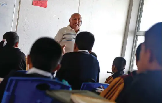  ??  ?? En el marco del Día del Padre, el también docente, con 28 años de experienci­a, detalla el cambio que sufrió al hacerse cargo de su casa.