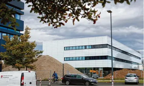  ?? Foto: Alexander Kaya ?? Strahlend weiße Fassade, kein Baugerüst mehr: Von außen sieht der Neubau an der Hochschule Neu Ulm (HNU) schon so gut wie fertig aus. Innen wird allerdings noch länger fleißig gearbeitet werden. Links im Bild das bestehende schwarze Hauptgebäu­de der...