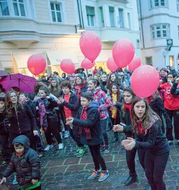  ??  ?? Impegno Un gruppo di donne durante un flash mob contro la violenza di genere