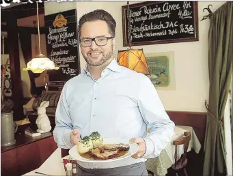  ??  ?? „Krone“Bericht vom 5. Feb. 2016.Hans Schwetz und Isabella Stuhr vom Gasthaus Hansi in der Donaustadt.