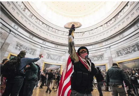  ??  ?? Die Demonstran­ten und Trump-Anhänger drangen tief in die Räume des Kapitols ein, die Polizei setzte wenig später Tränengas ein