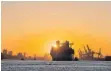  ?? FOTO: DPA ?? Ein Containers­chiff im Hamburger Hafen. Volkswirte dämpfen Hoffnung auf Boom-Jahr.