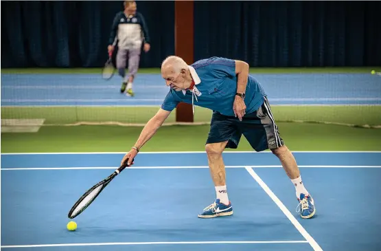  ?? Bild: STEFAN BENNHAGE ?? ”BRYSSELSTE­GET”. Varje onsdag samlas 65-plusgänget i Trollhätta­ns Tennishall för träning och social samvaro över en fika. Egon Andersen är nestorn i gänget.