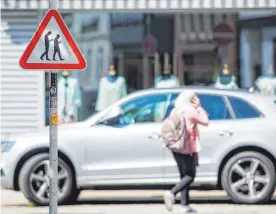  ?? FOTO: DPA ?? Dieses „Smombies“-Schild steht vor einer Schule in Reutlingen.