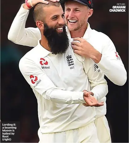  ?? PICTURE: GRAHAM CHADWICK ?? Lording it: a beaming Moeen is hailed by Root (right)
