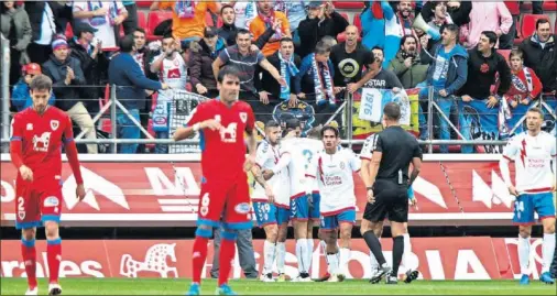  ??  ?? DERROTADOS. Los jugadores del Numancia vieron como el Rayo Majadahond­a en su primera visita a Soria se llevaban la victoria.