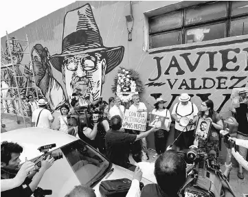  ??  ?? Demonstrat­ors speak with journalist­s in front of a mural of killed journalist Javier Valdez during a demonstrat­ion against the murder of journalist­s in Mexico, in Monterrey, Mexico. — Reuters photo