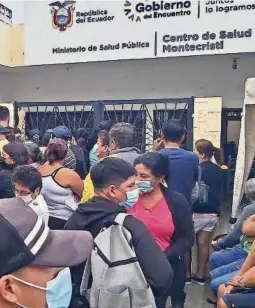  ?? NEPTALÍ PALMA ?? kCiudadano­s acuden a vacunarse en un centro de salud de Montecrist­i.