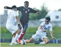  ?? STAFF PHOTO BY TROY STOLT ?? Howard forward Amos Vyizigiro (9) weaves through a would-be tackle by Red Bank’s Ozzy Aleman, right, during the District 8-AA championsh­ip game Thursday night at Howard.