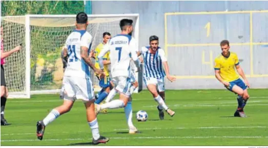  ?? FOTOS: CÁDIZ CF ?? Quiles se va con el balón en un lance del encuentro ante el Cádiz B.