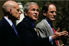  ?? (AFP/Getty) ?? From left to right: Lazear, Bush and Al Hubbard at the White House in 2006