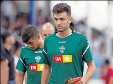  ??  ?? Andoni López, justo antes de empezar un partido esta temporada, con el Elche.