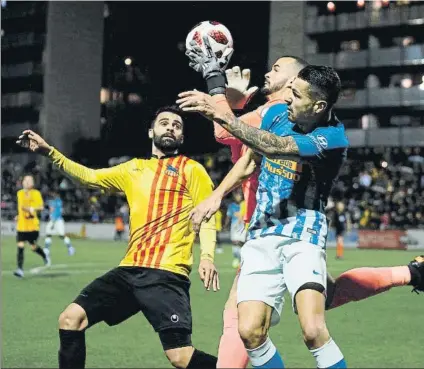  ?? FOTO: PEP MORATA ?? El Sant Andreu aguantó ante todo un Atlético que no supo cerrar el triunfo y deja la eliminator­ia abierta