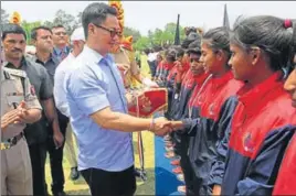  ?? NITIN KANOTRA /HT ?? Union minister Kiren Rijiju felicitati­ng the winners of a football tournament in Jammu on Sunday.