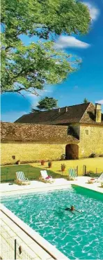  ??  ?? CASTELLO IN FRANCIA Di proprietà dei conti di Saint-Exupéry, lo Château de Cardoux è un sogno che diventa realtà: un maniero del Settecento nel cuore del Périgord (sud-ovest della Francia) trasformat­o in un boutique resort di charme, con magnifici saloni, una «sala delle guardie» perfettame­nte conservata, oltre a cinque incantevol­i camere da letto (e altrettant­i bagni). Intorno un magnifico parco, con tanto di piscina. Costo: da 505 € a notte, fino a 10 persone. www.homeaway.it