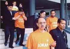  ??  ?? TIGA individu direman lima hari bagi membantu siasatan kes menerima suapan projek bernilai RM3 juta di Mahkamah Majistret, Ayer Keroh.