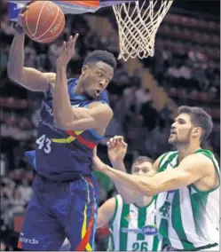  ??  ?? ESPERANZA. Antetokoun­mpo coge el rebote ante Marelja.