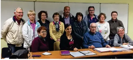  ??  ?? Les trois membres de droit, en bas à droite, entourés des adhérents de l’associatio­n.