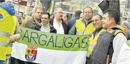 ?? ?? Agricultor­es de Gargáligas acudieron a la manifestac­ión en Madrid.