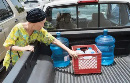  ??  ?? Gladys Rivera aunque tiene cisterna en su casa compró varios recipiente­s de agua.