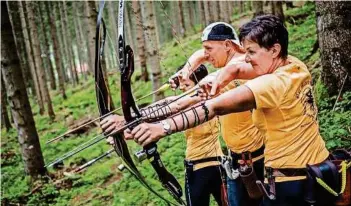  ?? TRAUSSNIG ?? Claudia Stojan (rechts, BSC Mittelerde) startet bei der 3D-WM in der Bogenklass­e „Bare bow“