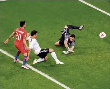  ?? AP ?? Der deutsche Stürmer Lars Stindl (in weiss) trifft in der 41. Minute zum 1:1-Endstand gegen Chile.