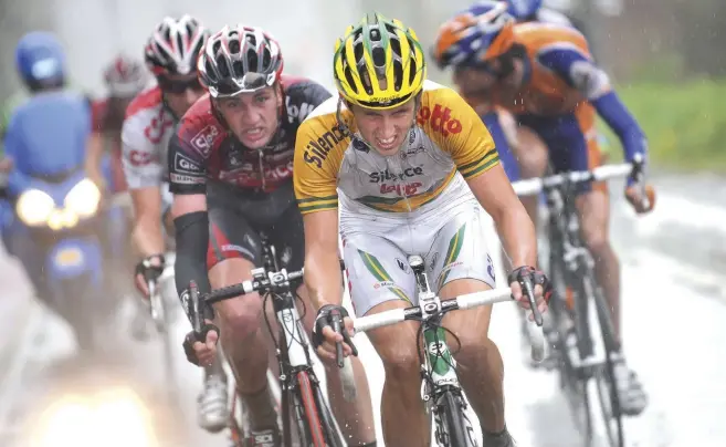  ??  ?? Aussie champ Lloyd rides the 2008 Flèche Wallonne in terrible weather conditions