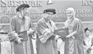  ??  ?? TVET LAKU BA MAKIT KEREJA: Rashahidi nyuaka Diploma ngagai seiku penerima, ke bela dikemata ulih Abdubrani.