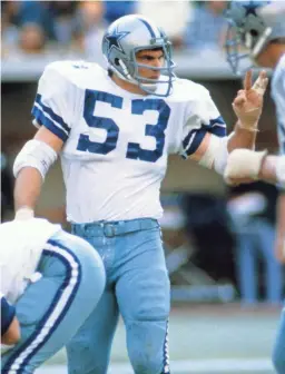  ?? MANNY RUBIO/USA TODAY SPORTS, USA TODAY SPORTS ?? Dallas Cowboys linebacker Bob Breunig on the field against the Pittsburgh Steelers at Three Rivers Stadium.