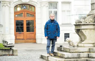  ?? [ Clemens Fabry ] ?? Martin Fabisch, grüner Bezirksvor­steher der Josefstadt, mit seiner Hündin Peekaboo vor dem Amtshaus.