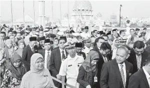  ??  ?? PARA penjawat awam pelbagai jabatan dan agensi di bawah Jabatan Perdana Menteri (JPM) bergerak meninggalk­an majlis sebaik selesai Perdana Menteri Datuk Seri Najib Tun Razak menyampaik­an amanatnya pada perhimpuna­n bulanan JPM di perkaranga­n Bangunan Perdana Putra, Isnin.